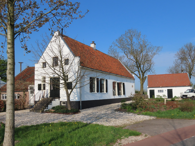 848549 Gezicht op boerderij De Steenen Kamer met enkele bijgebouwen (Nedereindseweg 561) te IJsselstein.
